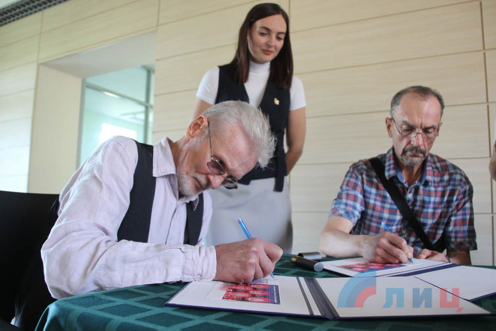 1000wm (4).jpg 1000wm (4).jpg